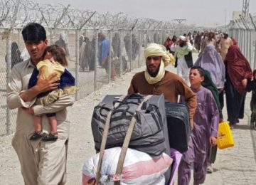 Afghan refugees cross border