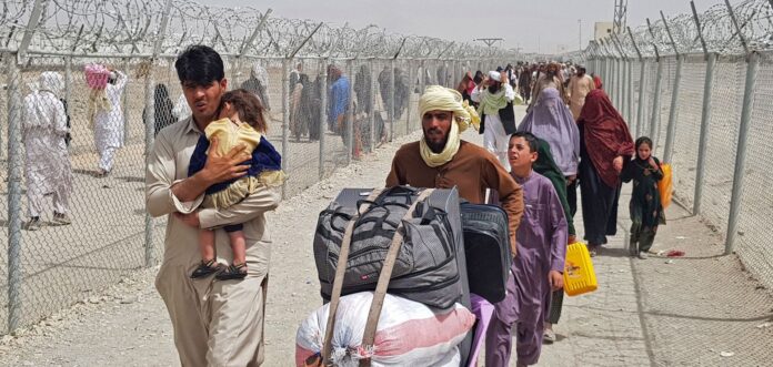 Afghan refugees cross border